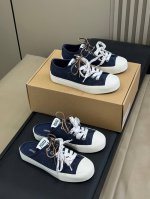 出厂 Miu Ss25 春夏板鞋新品 三个版面 一贯Miu得气质，拿捏了很多经典单品。 除了好看还是好看呀 夏天就是要搭配帆布鞋呀 Size 35-41 40