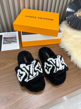louis vuitton 新款羊毛拖鞋 纯皮毛一体羔羊毛打造！超温暖的感觉，穿上仿佛踩在云朵上lv经典老花装饰，精致高级！让这双毛拖身价陡增！鞋底是原版开模的 - 点击图像关闭
