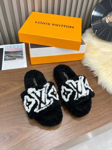 louis vuitton 新款羊毛拖鞋 纯皮毛一体羔羊毛打造！超温暖的感觉，穿上仿佛踩在云朵上lv经典老花装饰，精致高级！让这双毛拖身价陡增！鞋底是原版开模的