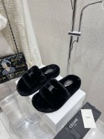 Celine 赛琳 新款C家赛琳凯旋门羊毛拖鞋 这季节美鞋太多这款毛拖真的是让我无法自拔 真太可爱了 毛茸茸的羊毛是选用欧洲进口A级羊毛我们做到与原版一致全鞋采