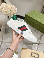 Gu**I古*驰最新Ace系列pro版小白鞋 原版购入开发 Ace系列运动鞋延续品牌叙事，匠心成就主打单品。 配送专柜精美包装 面料: 牛皮+原版进口面料 内里