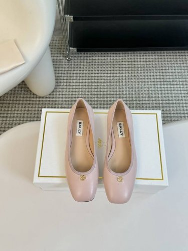 Bally 24 春夏季最新爆款 平底芭蕾舞鞋 来自瑞士 顶级小众 BallyRina 系列是春夏全新的一款芭蕾舞鞋～轻便、百搭且超级舒适的一款，上脚太好看了