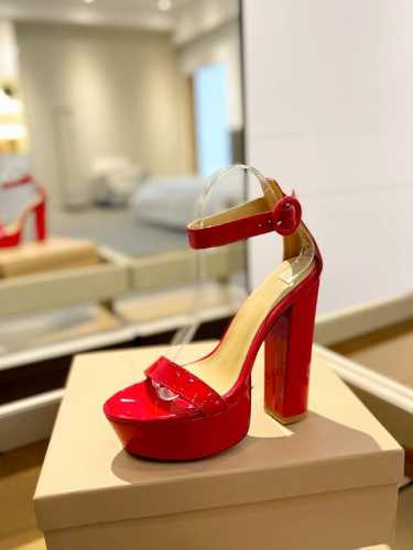 价格p： 吉安维托 罗西 Gianvito Rossi 吉安维托 罗西 Gianvito Rossi 秉承了其传统意大利工艺，专注精巧细节，打造优雅女人味，每一