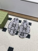顶级品质 GUCCIss2024秋冬｜平底羊毛拖鞋新品 超舒适的 双带毛拖 简约随性 时髦有范， 慵懒又不乏高级感，最舒适的拖鞋没有之一 随意上脚都好看有型，绝