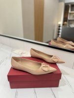 出厂价： Valentino 华伦天奴推出全新单鞋系列，单鞋款平跟鞋尖头V扣凉鞋。上脚非常修脚型 重点是很好非常好驾驭 不磨脚不累脚 行走神器！ 金属VLOGO