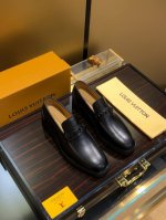 商品名称：Louis Vuitton 路易 威登 正规码数: 38-44 皮鞋 商品材料：精选 牛皮鞋面，舒适牛皮内里；原厂大底。