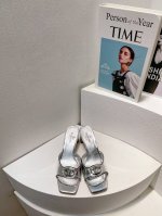 顶级版本 Va&Lenti爆单款 官网最新顶级包装配套， 春夏百搭靓品 全球最火爆系列 独家私模开发，历经数月反复调试，品质不将就！ 质感超好，百搭好穿今年时尚