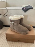 g . 卷毛双排扣雪地靴. 美拉德色女孩的梦中情靴～ 全手工制作头层牛反绒 内里泰迪羊卷毛 搭配超有秋冬氛围感 卷毛今年赢麻了 Size：35 40