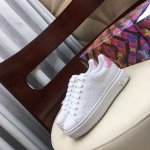 lv 系列，经典Monogram 压花，熟悉咱家的宝宝们都知道，关于驴牌，咱们也是有一条妥妥的牛货渠道，总能让你们花着卖白菜的钱买到专柜一样的货，默默地给自己鼓