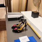 工厂P价 女装女鞋 运动原单 Aquazzura 新款水钻，悉尼门店全球首发 系列长期做货 ！ 标志性的钻扣 钻石全部采用施华洛世奇水钻，个夏天悄悄的来了，旅游