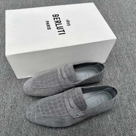 berluti 布鲁提 Lorenzo Drive Scritto图纹Camoscio超软鹿皮乐福鞋 这款休乐福鞋以驾车鞋为灵感，采用超柔软透气的鹿皮革打造，压 - 点击图像关闭