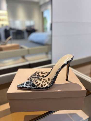 {半拖} 吉安维托 罗西 Gianvito rossi Eiko Stiletto，轻松移动。这款 Gianvito Rossi 拖鞋采用配有精致的胶片，可抚摸