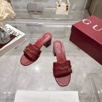 3453-2 酒红G 35-41 这款女士凉拖搭配饰经典马衔扣细节金色调配件，尽显别样魅力。采用精致绒面材质打造，设计融合传统灵感与现代百搭风格，优雅点缀暖季造