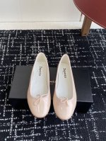 代购级 Repetto 25Ss 春夏 平底芭蕾舞鞋 单鞋 鞋头和鞋垫里面 上脚脚感舒适显瘦 配啥啥好看哈！仙女们冲 限量款 鞋面：进口漆皮 内里垫脚：羊皮 鞋