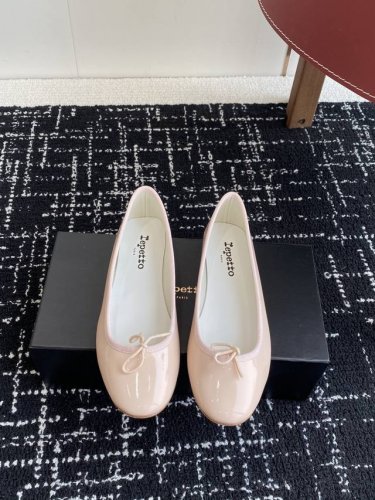 代购级 Repetto 25Ss 春夏 平底芭蕾舞鞋 单鞋 鞋头和鞋垫里面 上脚脚感舒适显瘦 配啥啥好看哈！仙女们冲 限量款 鞋面：进口漆皮 内里垫脚：羊皮 鞋