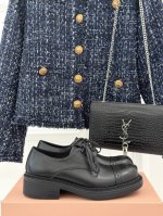 厂价 Miumiu 25S走秀款复小皮鞋 甜美复古风 太太好看太美了 系带和搭扣混合更好穿更时尚 搭配裙子、大衣都是非常的好看 潮流达人必须得搭配上哦 面料采用