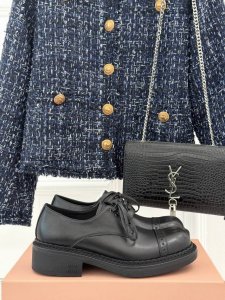 厂价 Miumiu 25S走秀款复小皮鞋 甜美复古风 太太好看太美了 系带和搭扣混合更好穿更时尚 搭配裙子、大衣都是非常的好看 潮流达人必须得搭配上哦 面料采用