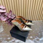 2025经典再现 #Malone Souliers#中跟半拖 经典爆款依然风韵犹存 通过带子的撞面色 设计 非常耐看极具风格 喜欢过通混搭不同触感和地质的材料达