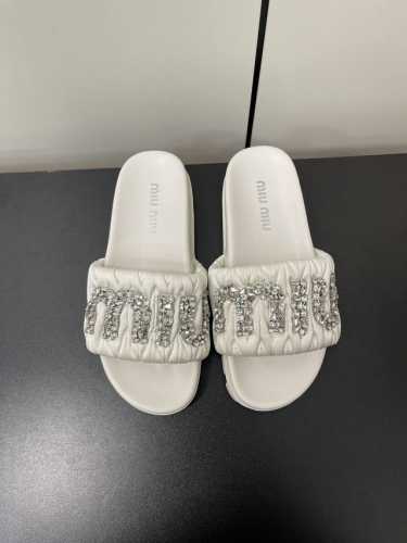 水台款 P350Miu Miu缪缪 春夏新品重工满钻拖鞋百搭时髦单品！集低调奢华的一字潮拖～随意搭配怎么穿都好看 鞋面 内里 垫脚 进口真丝 羊皮版本 大底：