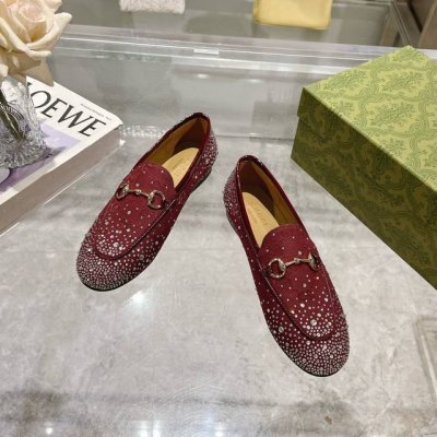 1819-1 酒红G钻 35-41 作为Gucci设计传承的杰出代表，Jordaan系列饰马衔扣乐福鞋生动彰显经典优雅格调。这款鞋履采用品牌标志性字母图案帆布，