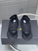 出厂 alaia阿莱亚 镂空渔网芭蕾鞋透气网面夹趾平底凉拖鞋 该款裸肌感柔软渔网鞋 采用钩扣式鞋面开合设计 背面饰有竖版Alaia标识;搭配橡胶鞋底 带来舒适的