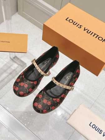 Louis Vuitton 路易威登春夏 村上隆 联名玛丽珍时装平底芭蕾舞鞋 春夏秀场出镜超多名模上脚 简约大方非常百搭 鞋面采用原版牛皮 Lv彩色老花标识点缀 - 点击图像关闭