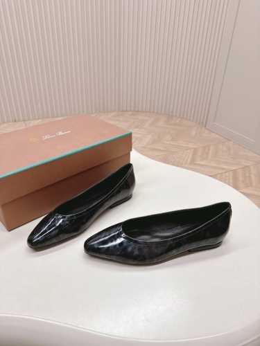 Loro Piana LP 经典绝美复古女巫平底鞋极简主义风格，复古又级！简约又大气，属于非常耐看的款式！高级百搭之王一年四季春夏秋冬皆适宜鞋面采用油蜡皮内里垫