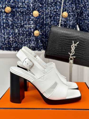 厂价 HermèS 爱马仕经典防水台H 粗跟高跟凉鞋 极约复古的设计 浓厚的异域风情 时髦感十足、随便上脚都很有腔调 简简单单的款式随便搭配一下高级感就很棒 百