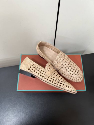 Loro piana 新品 lp老钱风牛皮镂空编织乐福鞋 将夏日氛围感拉满 透气孔洞设计 打破常规鞋面的沉闷 牛皮编织纹理细腻又别致 自带慵懒松弛感 是时髦精鞋