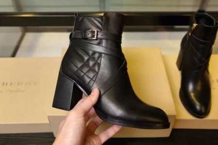 巴宝莉 BURBERRY 马术灵感及踝靴，精选平滑皮革材质，搭配品牌 House 格纹裁片。 鞋面：牛皮，内衬：100%羊皮 靴底：橡胶，套穿式设计；扣环调节 - 点击图像关闭