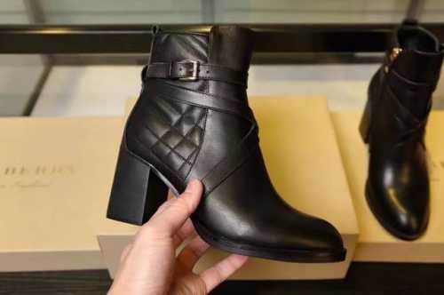 巴宝莉 BURBERRY 马术灵感及踝靴，精选平滑皮革材质，搭配品牌 House 格纹裁片。 鞋面：牛皮，内衬：100%羊皮 靴底：橡胶，套穿式设计；扣环调节