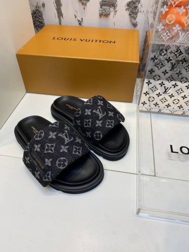出厂价Pp：250 飞机盒15 实物拍摄 代购级 羽绒填充！ Lv新款 专柜同步 夏天拖鞋才是灵魂。 最新牛仔丹宁Poll Pillow 慵懒感穿搭Bi备 开始