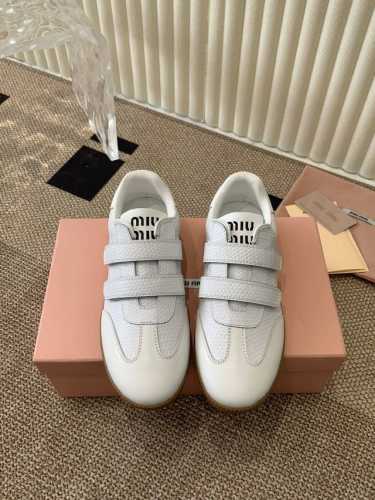MiuMiu 缪缪24ss 秋冬新款 德训鞋 最新款德训小白鞋，在找小白鞋还要复古的还要舒适的 还要那种德训鞋的可以看过来了 秋冬火爆款休闲鞋，今年主推款，复古