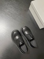 balenciag*酷飒出圈 黑色厚底皮鞋杀疯了谁能拒绝这双黑色厚底皮鞋！亮面皮革质感十足，金属鞋头增添酷感，个性又吸睛。粗厚鞋底不仅显高，还带来独特的时尚气场