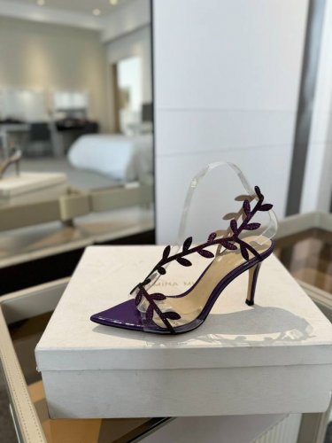 价格P： Gianvito Rossi 2025 新款拖鞋顶级版本，代购品质！施华洛奇水钻尖头高跟拖鞋，宛如从童话中走来的仙履。施华洛奇水钻璀璨耀眼，如同繁星点