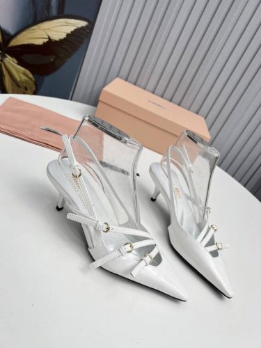工厂 新款新品 Miu Miu 全新超美装饰搭配,时尚淑女气质十足 双色拼接 又不乏美艳色彩,外侧附带弹力象巾 上脚非常方便意大利引进的原版楦头是最新楦、出来形