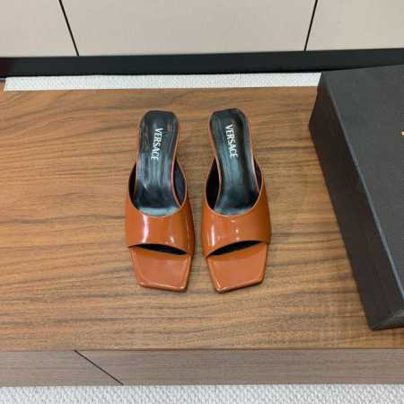 versace 金属跟拖鞋。很浓郁的意式风格。鞋面漆皮，羊皮内里及垫脚。真皮大底。码数：35-41 40、41定制不退换 批： - 点击图像关闭