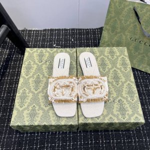 橙子出厂价p gucci 古驰 春夏新款 流苏平底拖鞋 休闲凉拖 日常休闲款非常好看又百搭的一款产品 多个颜色选择 看着都喜欢流苏版本设计 为每一个女神们都负责