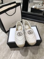 GUCCI 长期做货 最新！春夏清爽色系一字渔夫拖鞋 市场顶级版本，官网同步，永不过时，超级舒适，四季都可以穿，上脚超美绗缝真皮徽标渔夫鞋。 鞋面：采用特殊进口