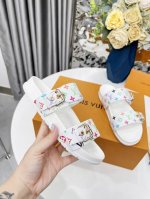 louis Vuitton 春夏新款拖鞋皮带扣子可调松紧的设计 满满的沙滩风情 原版开模Lv金属Logo装饰 既时尚又美观超级百搭 鞋面 电诱 Ogo 定制进口