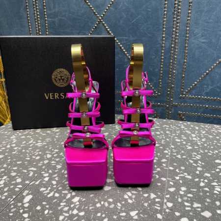 VERSACE范思哲秀场新款美杜莎新款防水台系列凉鞋！ 真丝漆皮+品牌特有的美杜莎人头装饰 每个成品犹如艺术品般的存在，赏心悦目 经典配色，顶级版本 艺术与设计 - 点击图像关闭