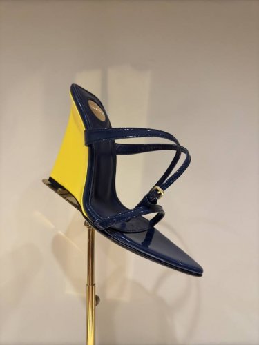 Saint Lauren*Ysl圣罗兰 25Ss新品高跟拖鞋 鞋面采用进口小牛漆皮 内里踮脚混种羊皮 意大利进口真皮大底 Size：35-39 40定制