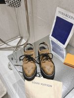 25ss新款 顶级版本LV Capri 取材双料面料，为鞋面的 LV 标识局部包覆皮革，呼应经典，超级百搭款，轻质鞋型结合皮革外底，兼具雅致外观和舒适体验。独家
