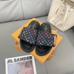 橙子出厂价p louis Vuitton 路易威登 Lv新配色 休闲魔术贴拖鞋 平底凉拖 情侣款 专柜同步更新 鞋面采用独一无二的驴家独特面料 面料轻盈透气 超