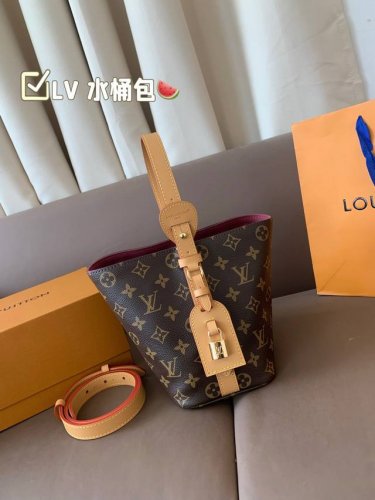 礼盒包装 Lv All In Bb水桶包Lv尤物可以搭配俏皮可爱下次想试试洒脱一点穿搭彩色老花 五彩缤纷的少女心满出来这只包适配乐开了花的心情尺寸：18 *19