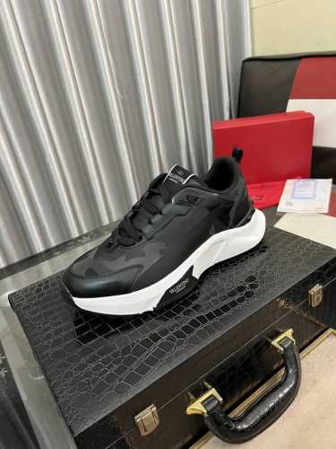 出厂价Pp： 潮牌华伦天努，休闲鞋 Size:38-44 45可以订做 新款 专柜同步新品 ！最高版本高品质专柜1:1，鞋面意大利进口牛皮高档羊皮内里 原版大底