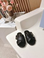 厂价 加飞机盒10 Prada 普拉达经典春夏新品 三角标交叉拖鞋 夏天最值得入手的简约单品 自带高级气场的拖鞋 也非常容易驾驭非常舒适好穿！ Go 材质： 鞋