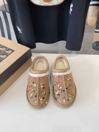 出厂价 UGG-2024款 油漆镶钻薄底一脚蹬女懒人鞋雪地靴毛毛鞋 周冬雨&王嘉尔同款的方克特靴。一脚蹬设计穿脱方便，室内外皆可。异域风情~民族风的包边设计，让 - 点击图像关闭