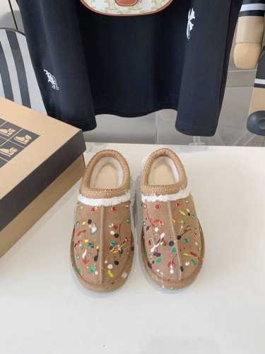 出厂价 UGG-2024款 油漆镶钻薄底一脚蹬女懒人鞋雪地靴毛毛鞋 周冬雨&王嘉尔同款的方克特靴。一脚蹬设计穿脱方便，室内外皆可。异域风情~民族风的包边设计，让
