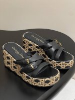 25Ss春夏新款Dior 迪奥D-Attitude 坡跟凉拖鞋交叉扣带防水台拖鞋 这款 Attitude Dior坡跟凉拖是二零二四冬季成衣系列新品，从复古标识